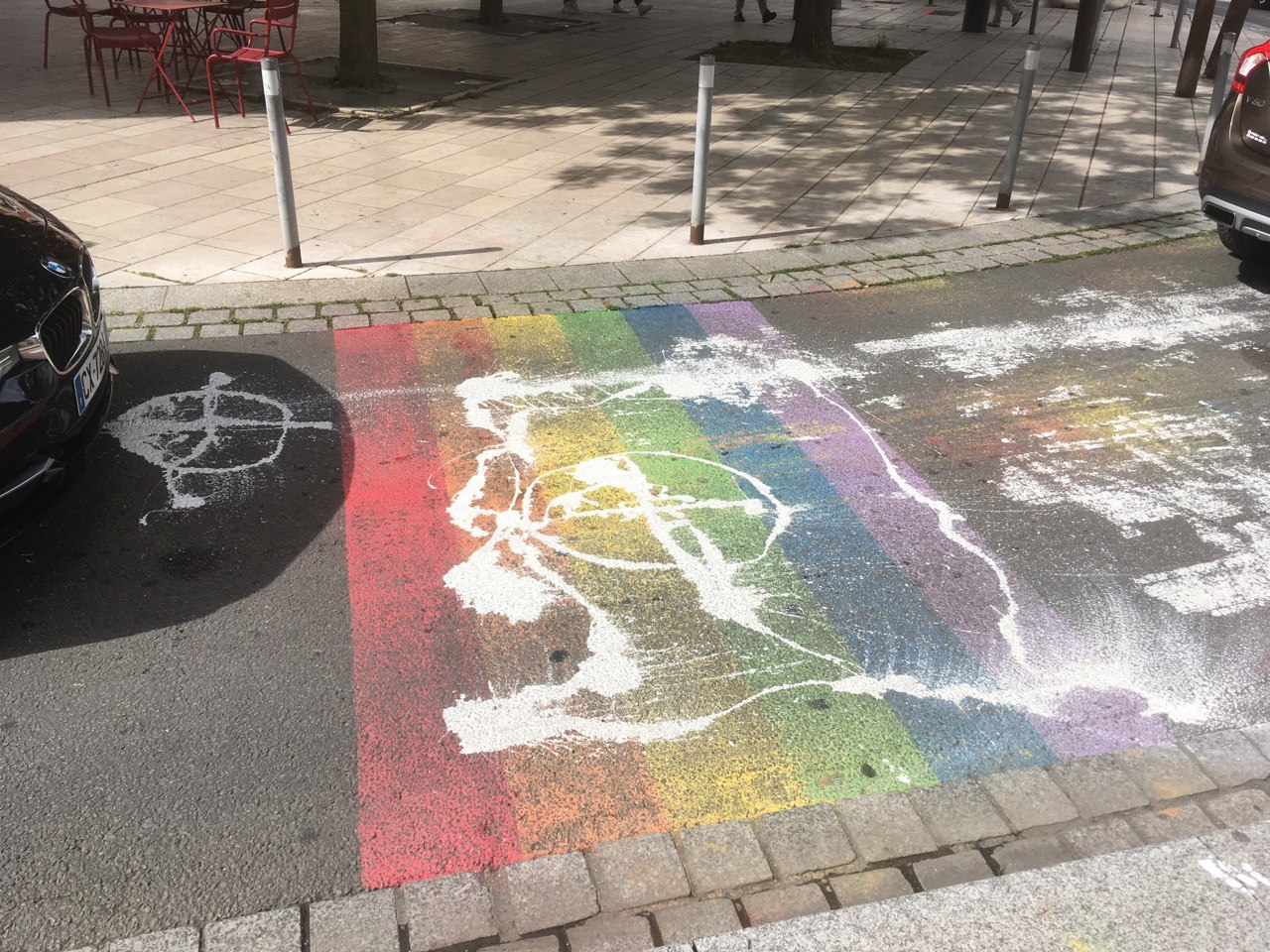 Passage piéton aux couleurs LGBT avec des inscriptions néo-nazis à la peinture blanche