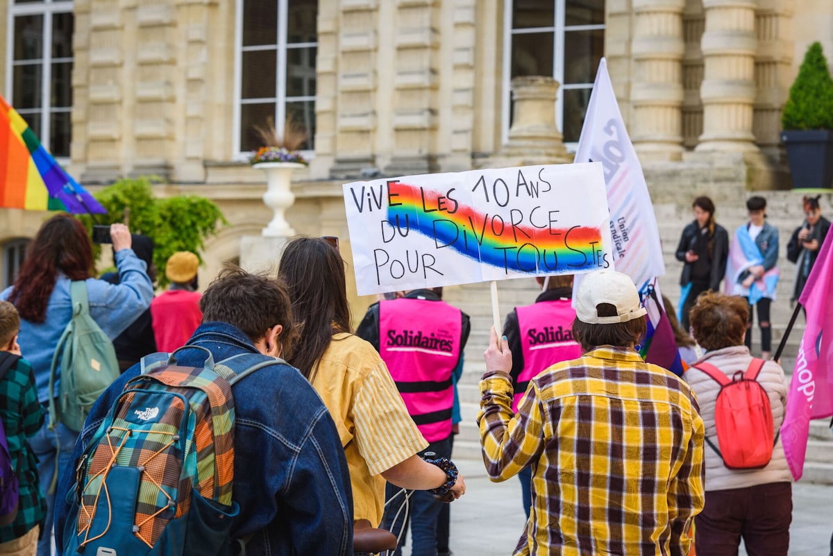 Rassemblement devant l&#39;Hôtel de ville pendant le Festival IDAHOT 2023 à Amiens