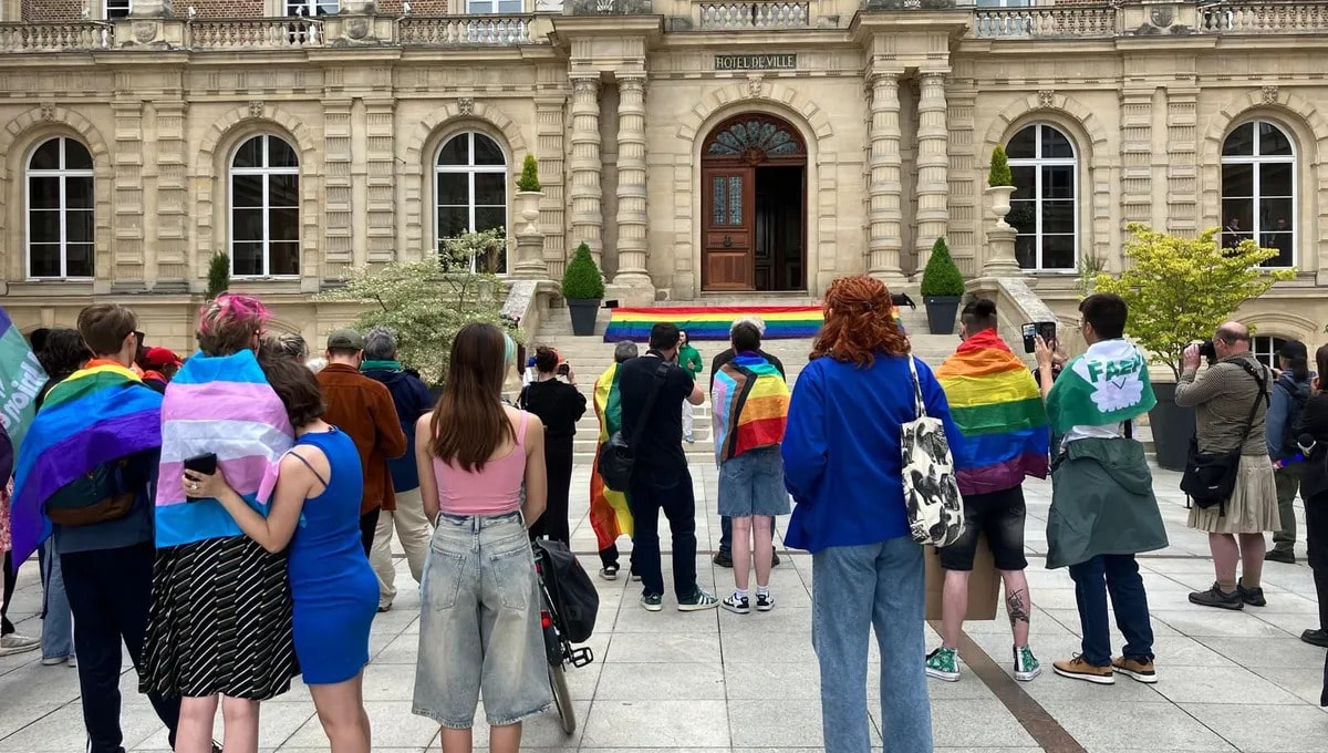 80 manifestants rassemblés devant la mairie d'Amiens pour défendre les droits des personnes LGBT.