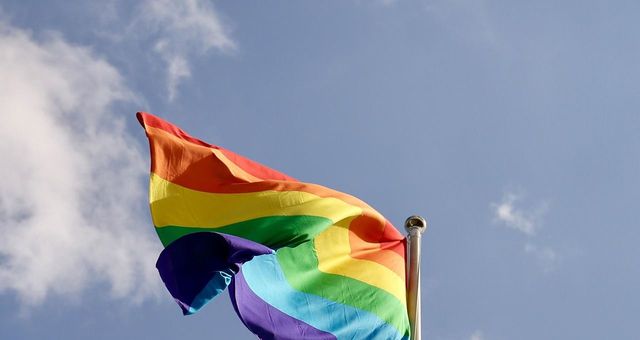 Le drapeau LGBT qui flotte au vent