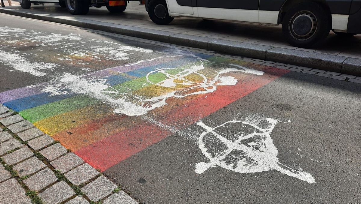 Le passage piéton arc-en-ciel réalisé dans le cadre de la Marche des Fiertés d'Amiens dégradé