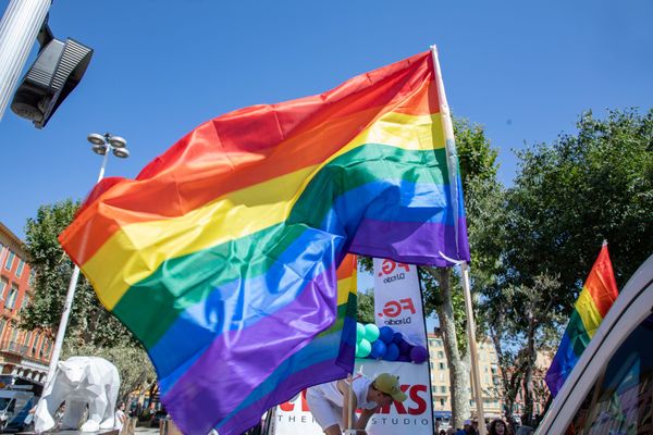 Le drapeau LGBT+ lors de la Gay Pride à Nice en juillet 2023