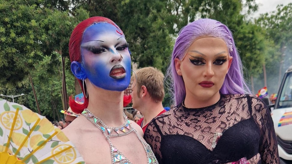 Deux dragqueens lors de la Marche des Fiertés d'Amiens 2025