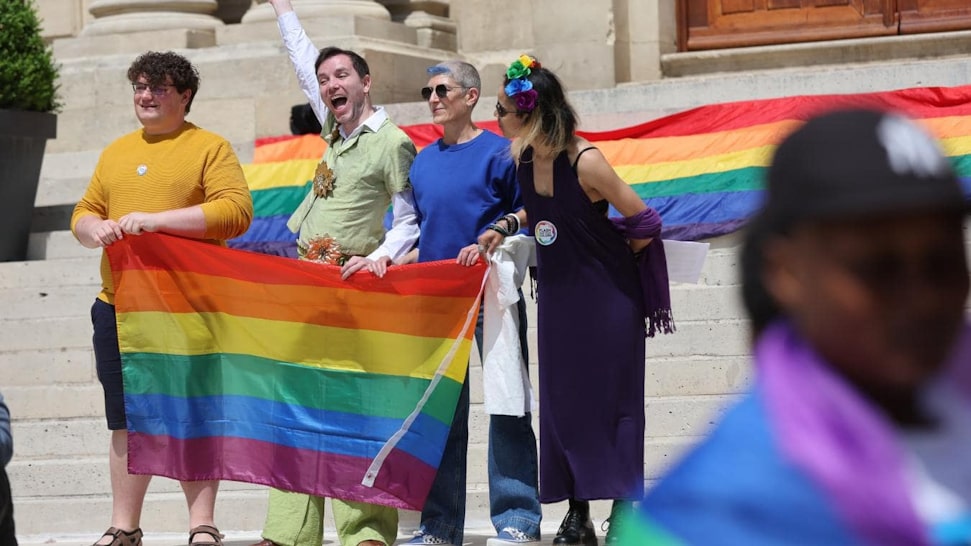 Le passage piéton arc-en-ciel réalisé dans le cadre de la Marche des Fiertés d'Amiens dégradé